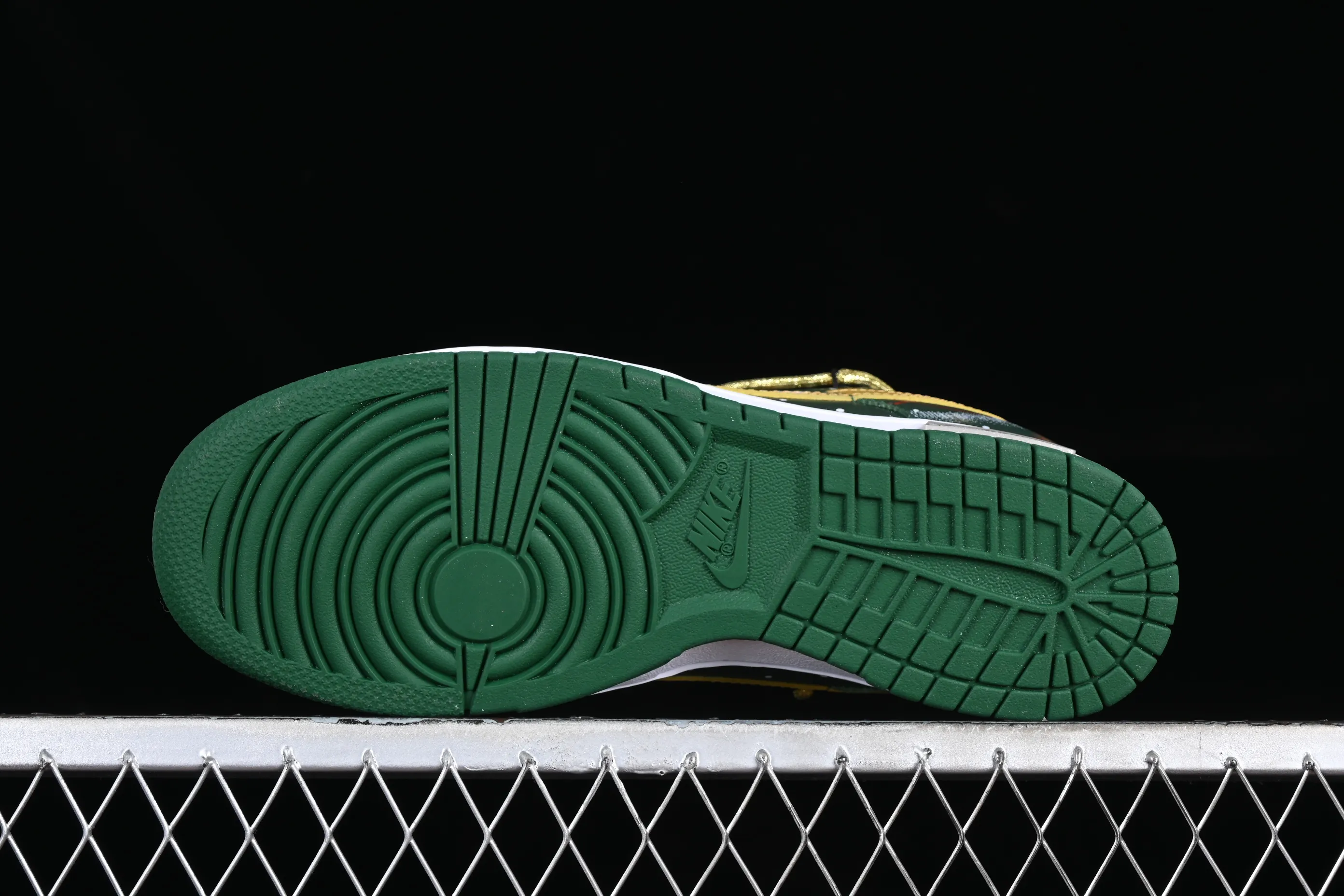 All Categories Nk SB Dunk Series Nk SB Dunk Low Low-top Sneakers Nk Dunk Low Panda Prank-Christmas Tree Green and Yellow SB Strappy Low-top Casual Sneakers DD1391-300